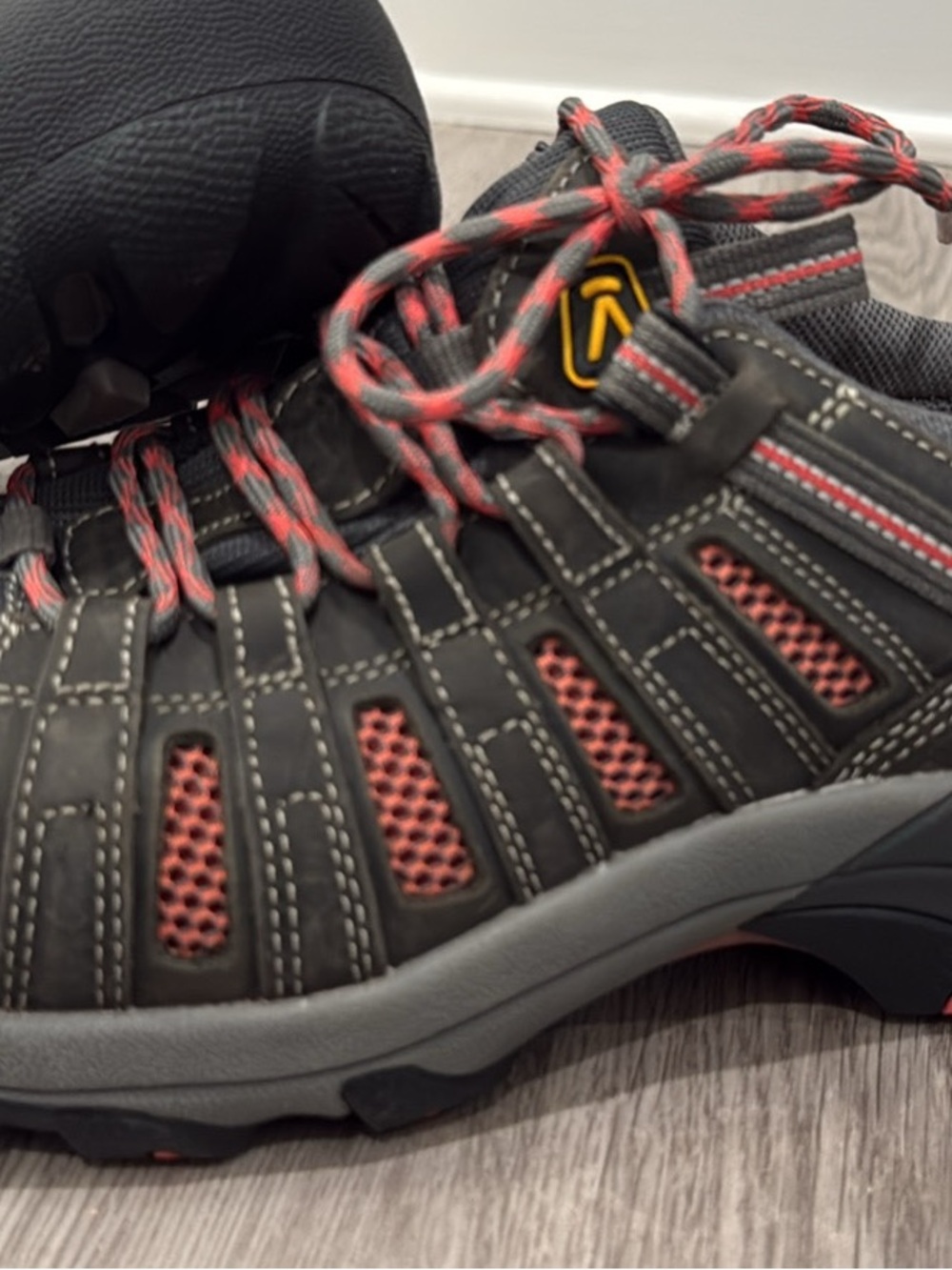 Keen Women's Lace-Up Hiking Boots - Black with Pink Accents STEEL TOE!! - Picture 2 of 9